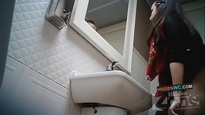 Ayollar hojatxonasidagi yashirin kamera tasvirlari (1)